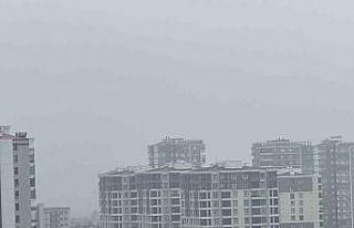 Diyarbakır’da olumsuz hava şartları uçak seferlerini...