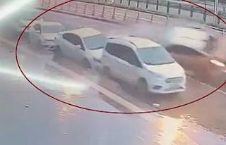 Diyarbakır’da ticari taksinin 3 otomobile çarptığı...