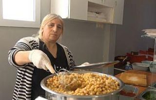 Döneri ile meşhur Hatay’da nohut dürümcü kadın...