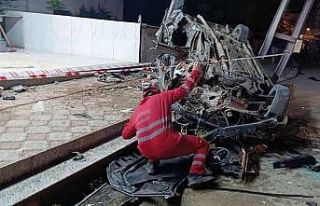 Dörtyol’da aydınlatma direğine çarpan araç...