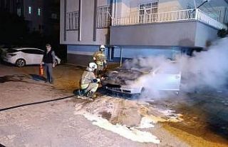 Dörtyol’da otomobilin motoru alevlere teslim oldu