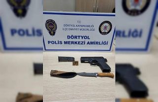 Dörtyol’da üzerinden silah ve bıçak çıkan...