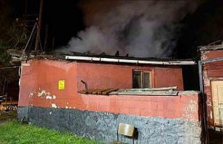Dumanı görüp terk ettiği evi alevlere teslim oldu