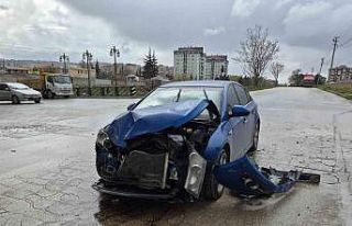 ’Dur’ levhasına uymayan otomobil, çöp kamyonuna...