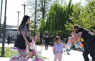 Düşen oyuncakları sahibine ulaştıran çocuklar...