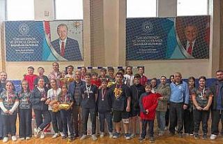Düzce’de 100 sporcu raket salladı