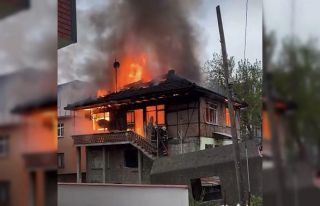 Düzce’de iki katlı ev alev topuna döndü
