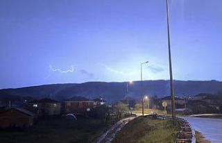 Düzce’de şimşeklerin ardından dolunay mest etti