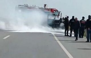 Edirne-Kırklareli yolunda seyir halindeki iş makinesi...