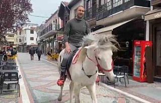 Edirne’de beyaz atla caddeyi turlardı