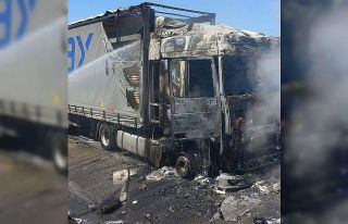 Edirne’de kereste yüklü tır yandı