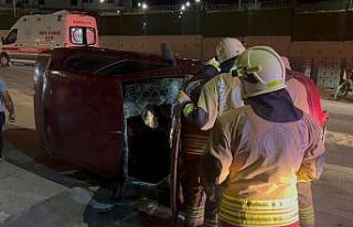 Edirne’de refüje çarpıp yan yatan otomobildeki...