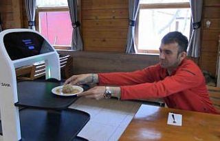 Edirne’de robot garson hizmete başladı, müşteriler...