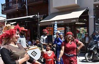 Edirne’de turistler romanların kakava davetine...