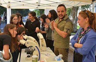 Ege Üniversitesinde, bilimle çocukların neşesi...