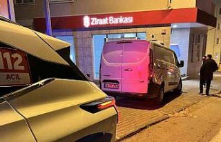El freni boşalan minibüs duvara çarptı