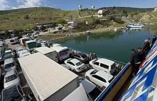 Elazığ-Pertek feribotunda metrelerce kuyruk oluştu