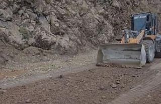 Elazığ’da heyelan nedeniyle kapanan köy yolu...