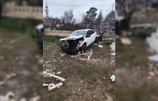 Elazığ’da otomobil mezarlığa girdi: 2 yaralı