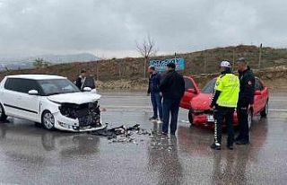 Elazığ’da otomobiller çarpıştı: 3 yaralı