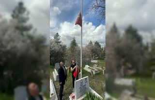 Elazığ’da şehitlikteki bayraklar değiştirildi