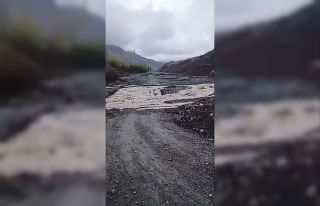 Elazığ’da selden dolayı kapanan yolda çalışma...