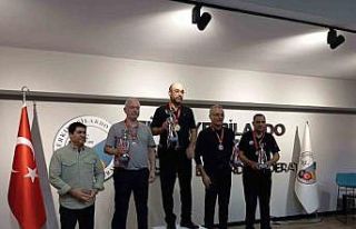 Elazığlı sporcu Yetkin Çelikel 3 bant bilardoda...