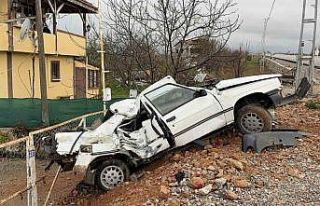 Elektrik direğine çarpan otomobil hurdaya döndü