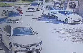 Elektrikli bisiklet park halindeki otomobile çarptı