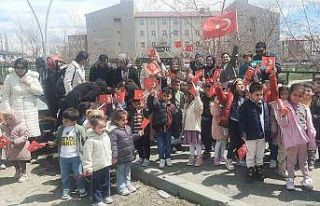 Eleşkirt’te çocuklar ilk bayramlarını aileleriyle...