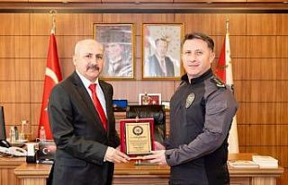 Emekliye ayrılan komisere plaket takdim edildi