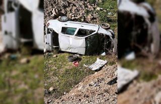 Emniyet şeridindeki kamyonete çarpan otomobil boş...