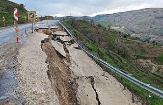 Eruh kara yolunda heyelan: Yolun bir bölümü çöktü