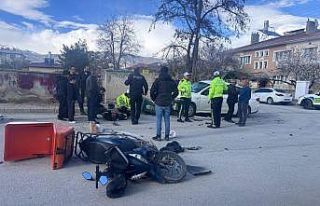 Erzincan’da otomobil ile motosiklet çarpıştı:...