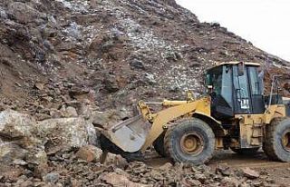 Erzurum’da heyelan yolu kapattı