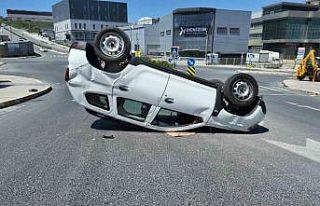 Esenyurt’ta kazaya karışan otomobil takla attı