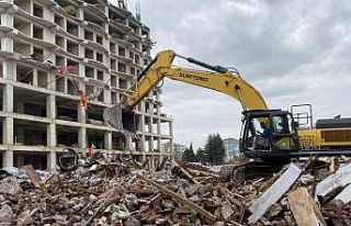 Eskişehir’de çöken binanın yanındaki riskli...