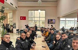 ETÜ’lü gençlerden polislere anlamlı sürpriz