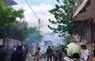 Ev eşyası yüklü pikap alevlere teslim oldu