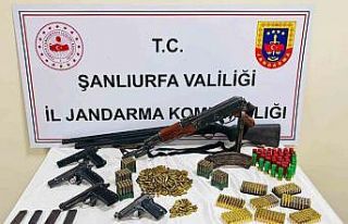 Evden çok sayıda silah, fişek ve mermi çıktı