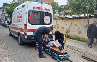 Evin bahçesinde düşen yaşlı kadın için ekipler...