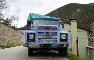 Evinin önünde odunluk olarak kullandığı kamyonu...