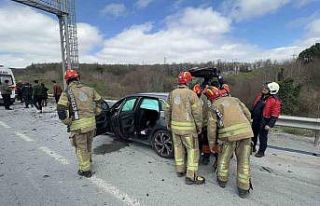 Eyüpsultan’da hafriyat kamyonuna çarpan otomobil...