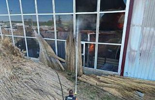 Fabrika yangınında duman ve alevler metrelerce yükseğe...