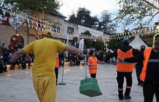 Festival alanını hem temizlediler hem eğlendiler