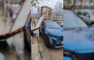 Fırtınanın etkisiyle yapıdan kopan parça araca...