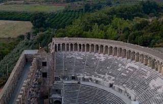 Fiziksel engelli bireyler Aspendos Antik Tiyatrosu’nu...