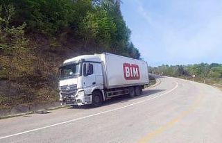 Freni boşalan kamyon başka bir kamyona çarptı:...