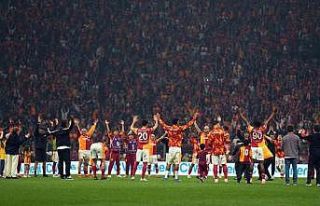 Galatasaray, derbi galibiyetini taraftarıyla kutladı