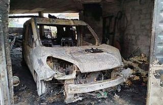 Garajda alevlere teslim olan 2 araç ve motosiklet...